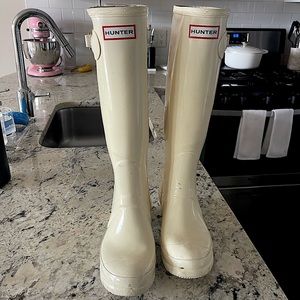 Hunter rain boots in cream / white - women’s size 6